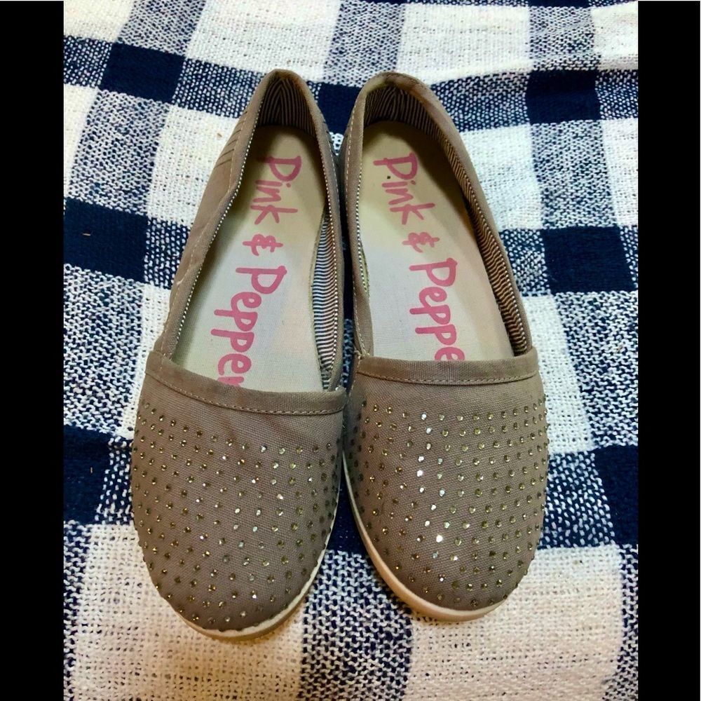 Nice casual cloth shoes by Pink & Pepper in size 8.5